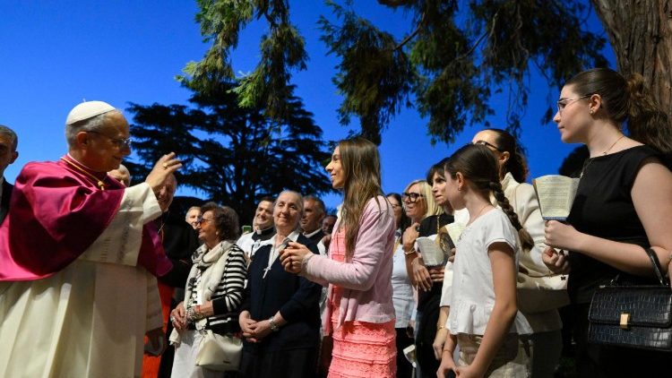 El Obispo de Roma saluda a algunos fieles presentes tras haber impartido la Bendición Apostólica.
