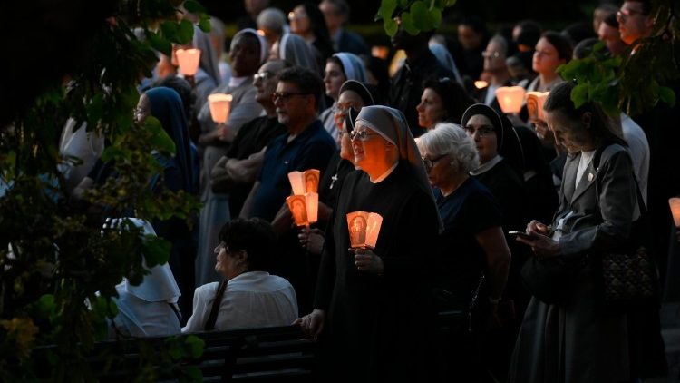 Varios fieles acompañaron el rezo del santo rosario en la conclusión del mes mariano.