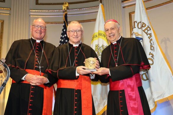 A Parolin el premio por la paz: Al servicio del Papa por un mundo más justo