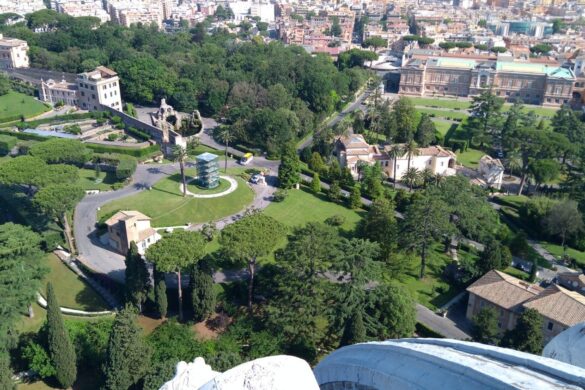 Pedaleando bajo la mirada de María y del Papa: el Giro de Italia pasa por el Vaticano
