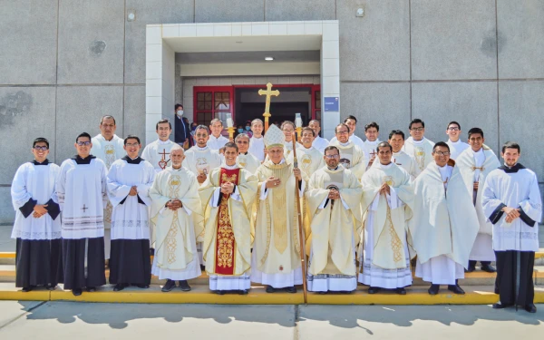 Agustinos celebrando la ordenación sacerdotal de Fr. Luis Fernando Oblitas Guerrero OSA. Crédito: Cortesía de Fr. Luis Fernando Oblitas Guerrero OSA