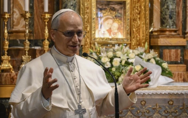 El Papa León XIV habla frente al famoso ícono en el Santuario de la Madre del Buen Consejo en Genazzano, Italia, el sábado 10 de mayo de 2025. Crédito: Vatican Media.
