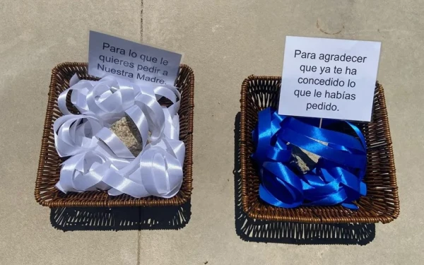 lazos para colocar en el templete de la Virgen Desatanudos en la Universidad Francisco de Vitoria. Crédito: Regnum Christi.
