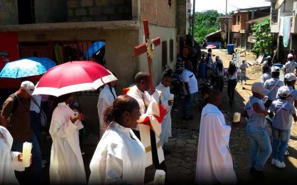 La Cruz Peregrina recorre una de las parroquias de la Diócesis de Tumaco. Crédito: Cortesía Diócesis de Tumaco.
