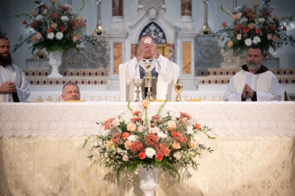El Arzobispo Charles C. Thompson eleva la Eucaristía durante la Misa de Apertura en la Iglesia de San Juan Evangelista de Indianápolis, marcando el lanzamiento oficial de la Ruta Santa Catalina Drexel. 18 de mayo de 2025. Crédito: Jeffrey Bruno