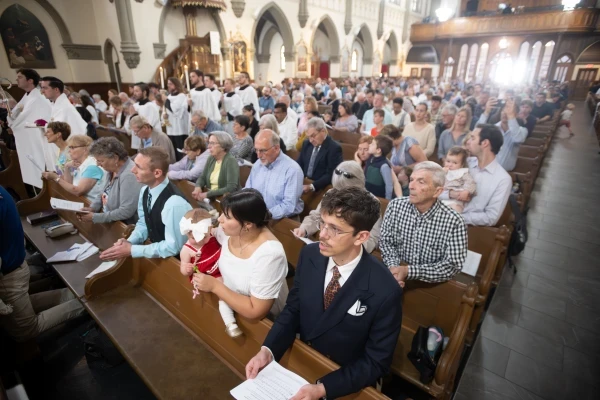 Una iglesia llena participa en la liturgia que inaugura la Ruta Santa Catalina Drexel de la Peregrinación Eucarística Nacional en el centro de Indianápolis. 18 de mayo de 2025. Crédito: Jeffrey Bruno