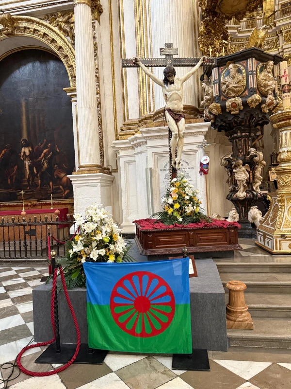 Bandera del pueblo gitano a los pies de un Cristo. Crédito: Cedida por José Emiliano Rodríguez.