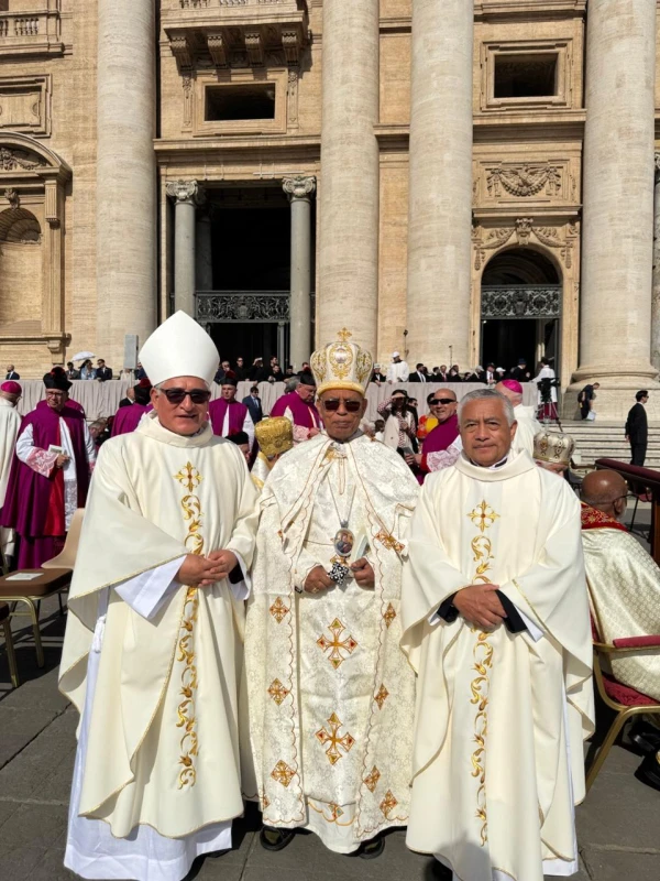 (De izq. a der.) Mons. Luis Alberto Barrera Pacheco, Obispo del Callao y uno de los participantes, también del rito de obediencia; Mons. Menghesteab Tesfamariam, Arzobispo de Eritrea; y el P. Guillermo Inca, en la Misa de inauguración del pontificado del Papa León XIV en el Vaticano. Cortesía: P. Guillermo Inca Pereda.