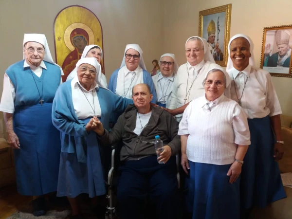 Hermana Sebastiana junto a las Hermanas de la Copiosa Redención y su fundador, el Padre Wilton Moraes Lopes, CSsR. Crédito: Hermanas de la Copiosa Redención.
