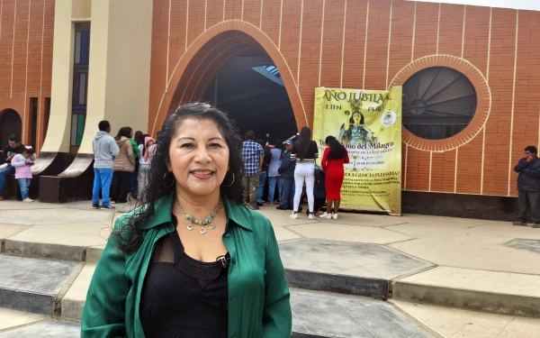 Jesús León Ángeles, coordinadora del grupo Milagro Eucarístico Perú 1649. A su espalda la parroquia Santa María Magdalena del distrito de Ciudad Eten. Crédito: Diego López Marina - EWTN News