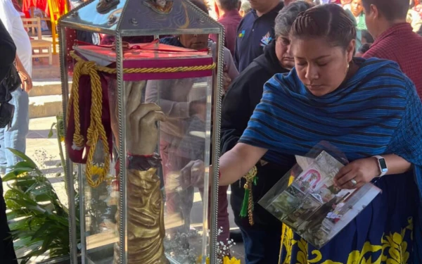 Fieles ante las reliquias de San Judas Tadeo. Crédito: Reliquias de San Judas Tadeo