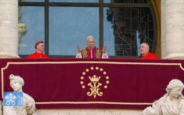 El Papa León XIV saluda a los fieles congregados al exterior de la Basílica de Santa María la Mayor en Roma. Crédito: Captura de video/Vatican Media.