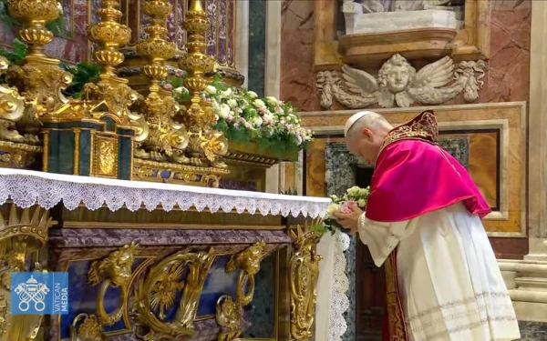 El Papa León XIV dejó un ramo de flores a los pies del icono de la Salus Populi Romani. Crédito: Captura de video/Vatican Media.