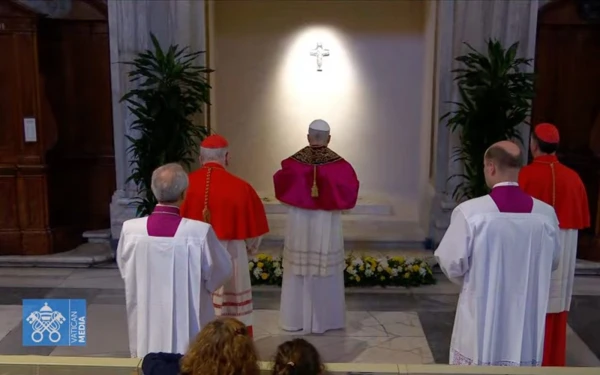 El Papa León XIV dedicó unos instantes a rezar ante la tumba de su predecesor, el Papa Francisco, en la Basílica de Santa María la Mayor. Crédito: Captura de video/Vatican Media.