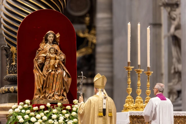 El Papa León XIV frente a la imagen de la Virgen, pidiendo la intercesión de María, Madre de la Iglesia. Crédito: Daniel Ibáñez - EWTN News
