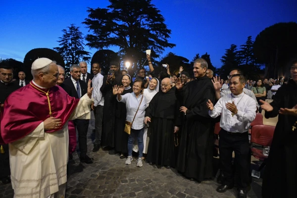 Fieles despiden al Papa Leónx XIV desde la Gruta de Lourdes del Vaticano. Crédito: Vatican Media