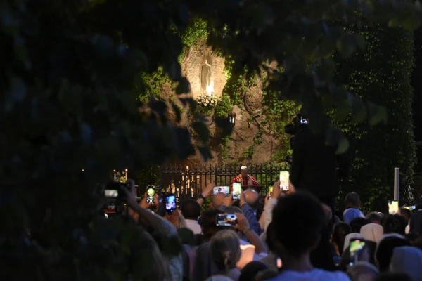 Al concluir el rezo del Rosario en los Jardines Vaticanos, el Papa León XIV se dirigió a los fieles desde la Gruta de Lourdes, 31 de mayo de 2025. Crédito: Vatican Media