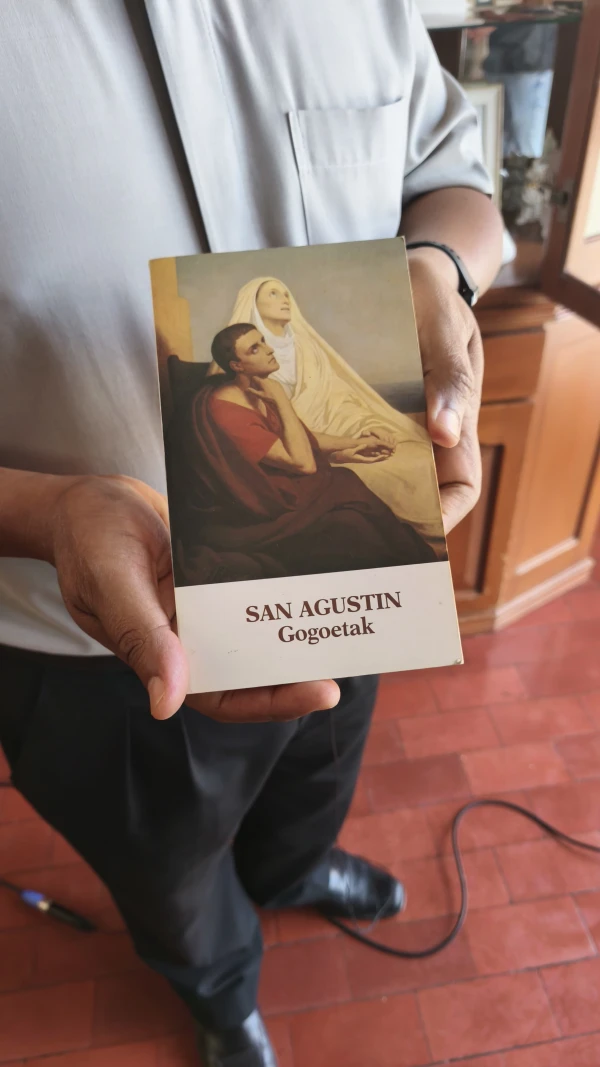 Libro donado por Robert Prevost al Seminario Mayor de Chiclayo. Crédito: Diego López Marina - EWTN News