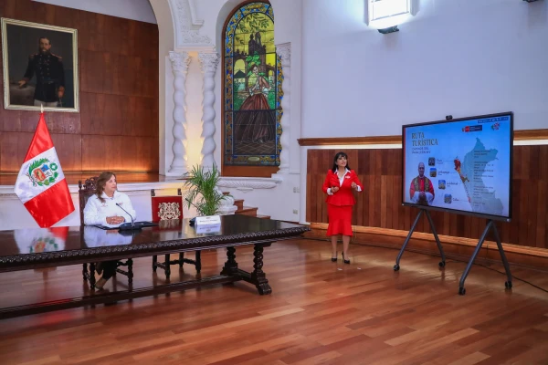 La presidenta del Perú, Dina Boluarte, y la ministra de Comercio Exterior y Turismo, Desilú León, lanzaron oficialmente la nueva ruta turística “Caminos del Papa León XIV”, el 21 de mayo de 2025. Crédito: Mincetur