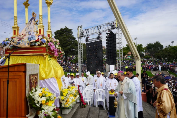 El Arzobispo de Cuenca ante la Virgen del Cisne en el Parque Miraflores. Crédito: Radio Católica Cuenca.