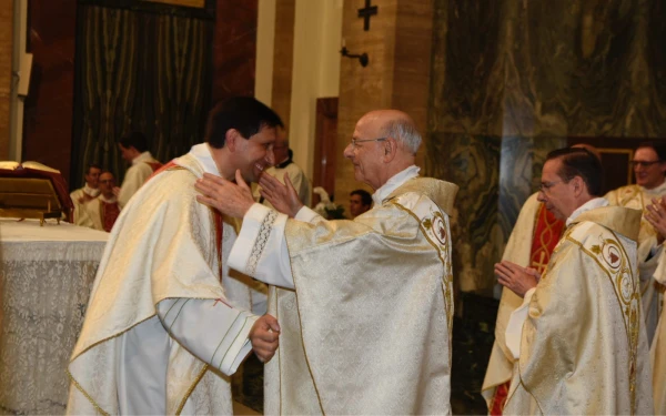 El prelado del Opus Dei, Mons. Fernando Ocáriz, saluda a uno de los nuevos sacerdotes de la prelatura personal. Crédito: Opus Dei.