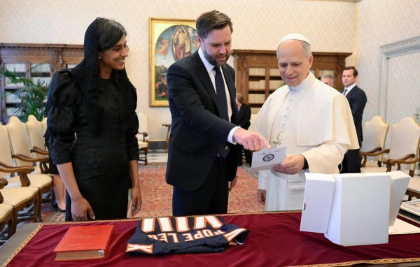 El momento de intercambio de regalos. Crédito: Vatican Media
