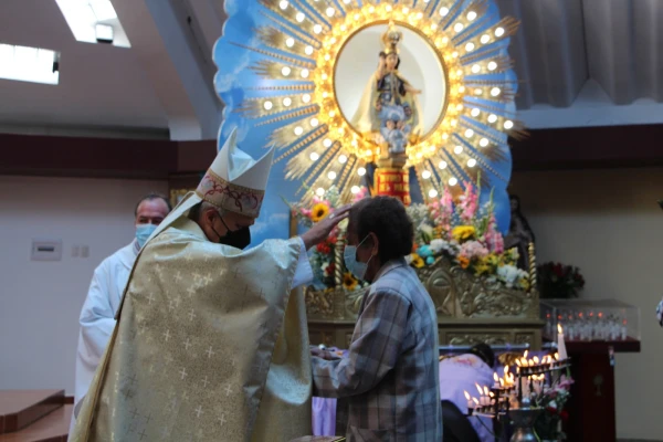 Mons. Robert Prevost al lado de la sagrada imagen del Divino Niño del Milagro Eucarístico de Ciudad Eten, en la región Lambayeque. Crédito: Cortesía de Jesús León Ángeles