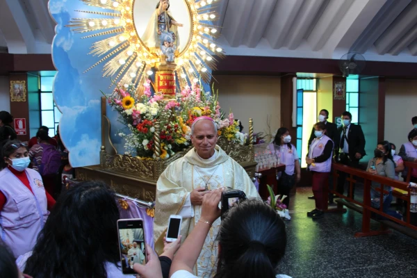 Mons. Robert Prevost tras la celebración de una Misa en la parroquia Santa María Magdalena, donde se encuentra la imagen del Divino Niño de Ciudad Eten. Crédito: Cortesía de Jesús León Ángeles