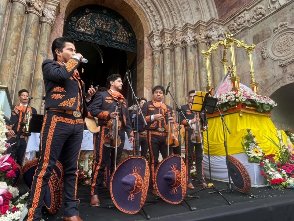 Mariachis le cantan a la Virgen del Cisne en los exteriores de la Catedral de Cuenca. Crédito: Radio Católica Cuenca.