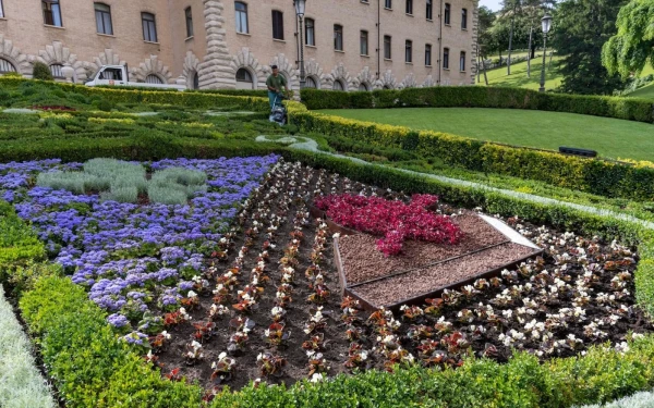 Detalle de la elaboración del escudo de León XIV en los jardines vaticanos. Crédito: Gobernación del Vaticano.