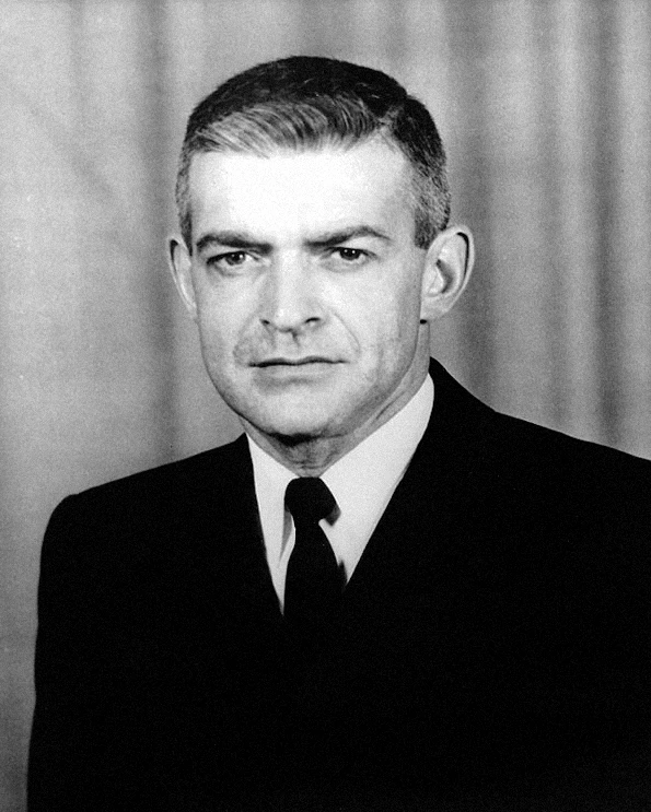 Teniente Vincent R. Capodanno, USNR, galardonado con la Medalla de Honor. Crédito: Dominio público