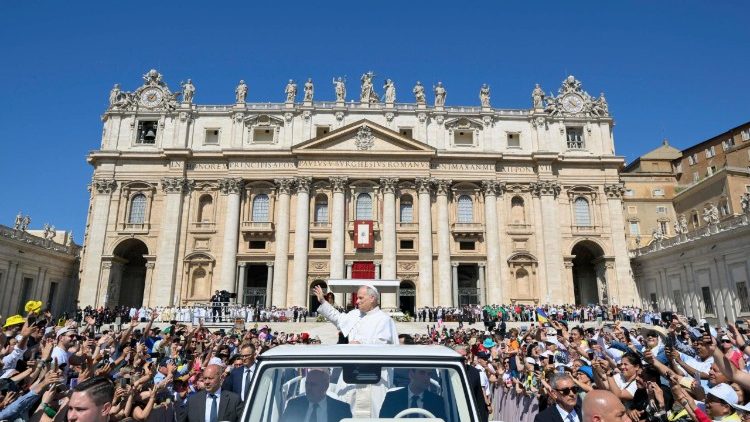 Con inmenso gozo, el Papa saluda a los fieles congregados en el Vaticano para la santa eucaristía.