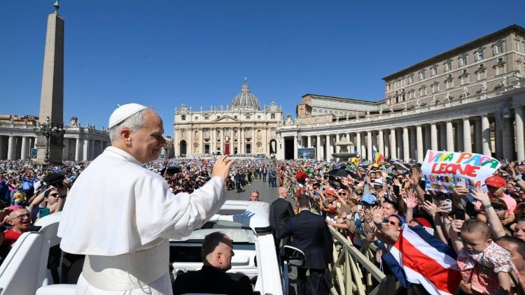 El Romano Pontífice saluda y bendice al Santo Pueblo Fiel de Dios.