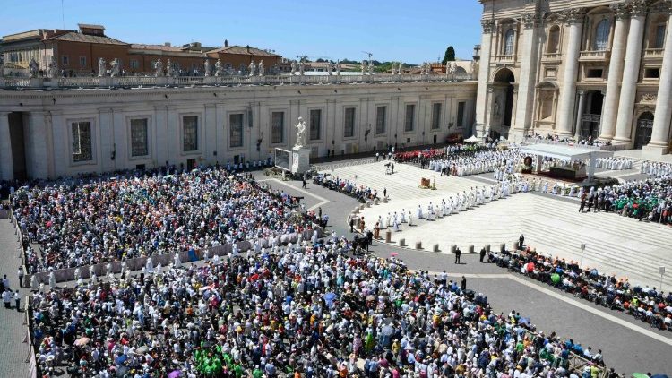 La Plaza de San Pedro se llenó de fieles de todo el mundo desde primeras horas de la mañana para la misa conclusiva del Jubileo de las Familias, los Niños, los Abuelos y los Ancianos.