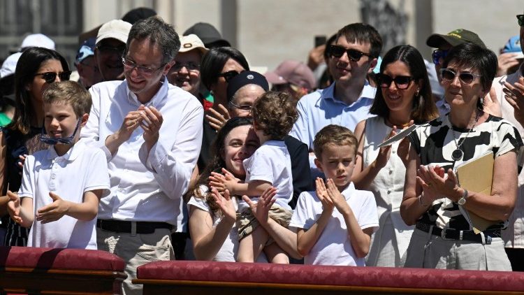 Fieles en la santa misa conclusiva del Jubileo de las Familias, los Niños, los Abuelos y los Ancianos.