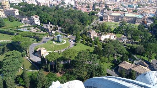 Pedaleando bajo la mirada de María y del Papa: el Giro de Italia pasa por el Vaticano