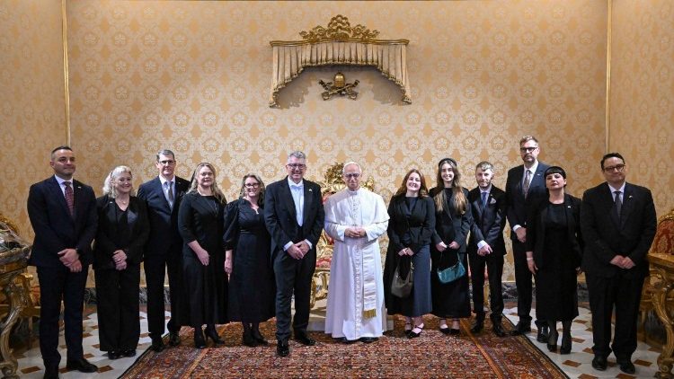 El flamante embajador de Australia ante la Santa Sede y séquito junto al Papa León XIV, martes 3 de junio de 2025.