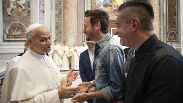  El Papa conversa con Francesco Lorenzi y los demás miembros del grupo