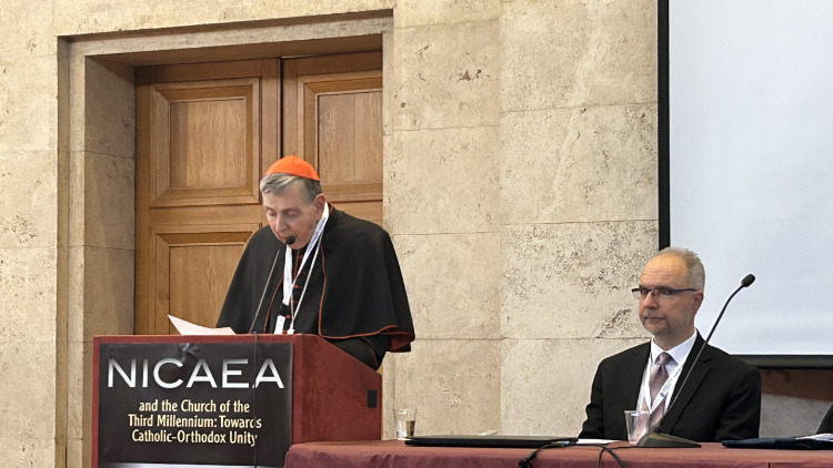 El cardenal Koch pronuncia su discurso en la conferencia