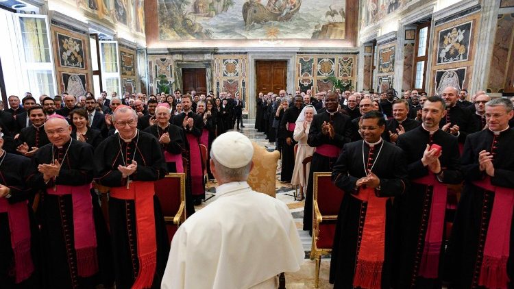 El Papa junto a los superiores y funcionarios de la Secretaría de Estado