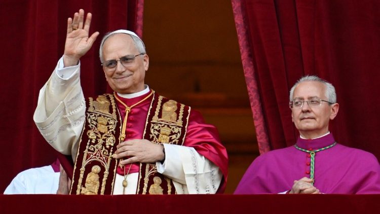 El primer saludo de León XIV a los fieles (8 de mayo de 2025)