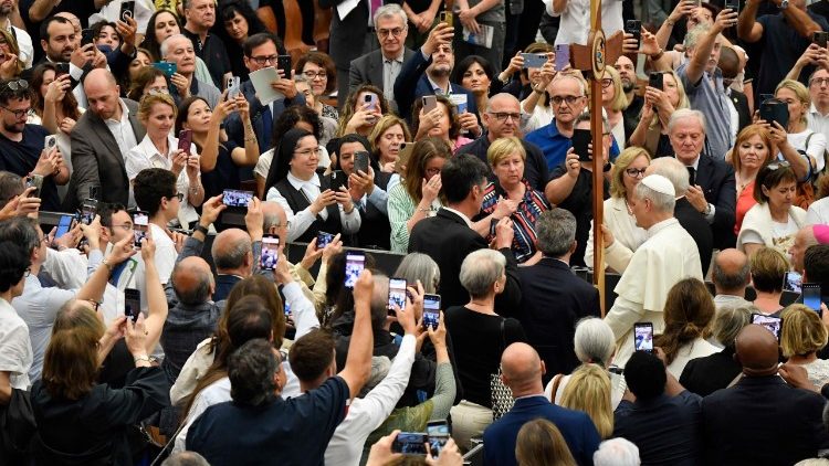 El Papa saliendo del Aula Pablo VI