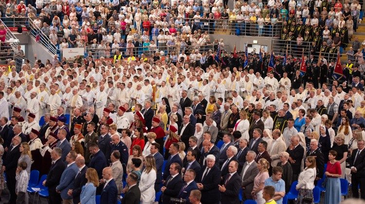 Los numerosos fieles presentes en la celebración (© Tomasz Miecznik - diócesis de Płock)
