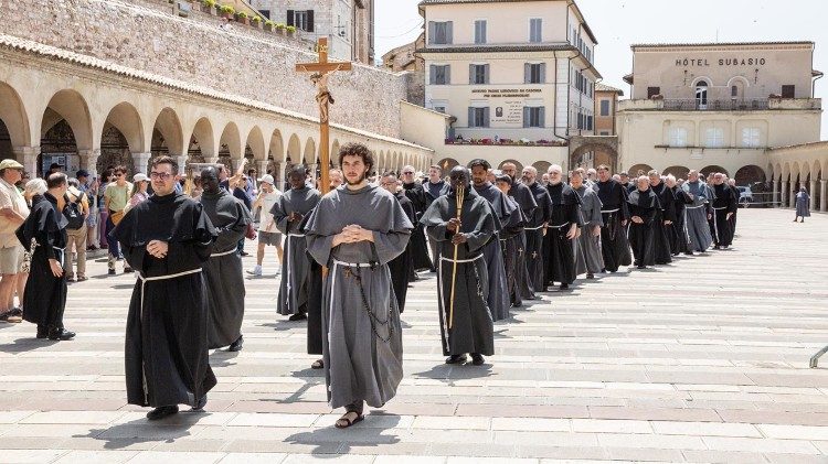 Participantes del Capítulo General en procesión en la Plaza Baja de San Francisco, en Asís