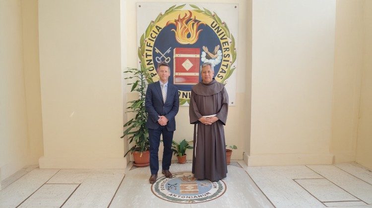 El Rector de la Pontificia universidad, fray Agustín Hernández y el presidente de SENTIDOS, Andrés Bidart