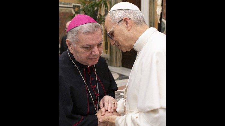 Monseñor Luciano Russo, Secretario para las Representaciones Pontificias, con León XIV