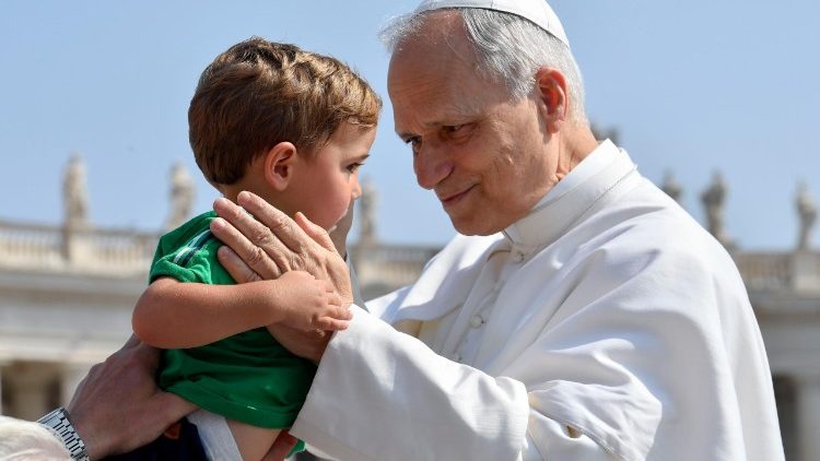 Un momento de ternura entre el papa y un bebé