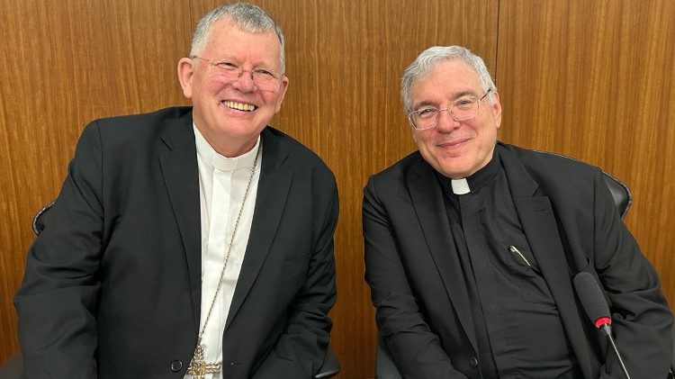 El Cardenal Jaime Spengler y el Padre Mark Lewis, Rector Magnífico de la Pontificia Universidad Gregoriana de Roma.