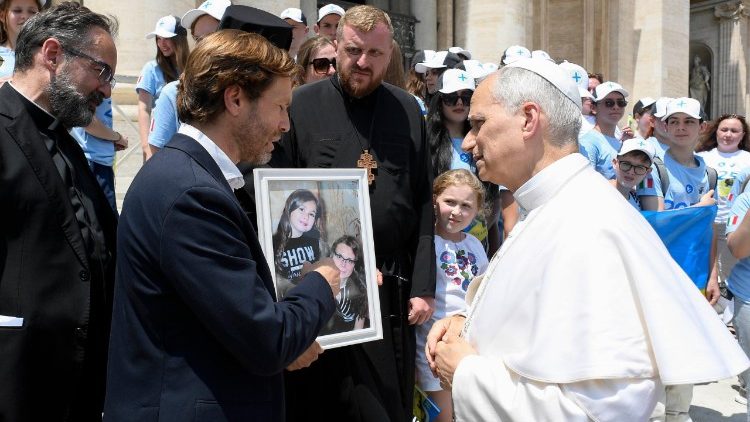 La foto de María entregada al Papa (@Vatican Media)