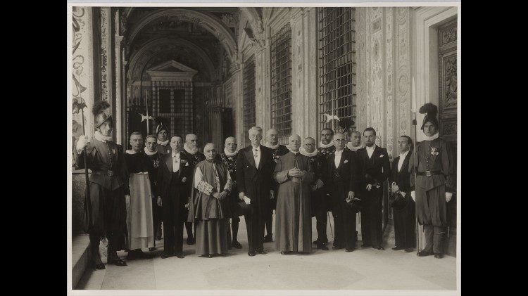Jacques Maritain, embajador de Francia ante la Santa Sede, recibido con una delegación en el Palacio Apostólico, hacia 1945. Foto © Bnu Bibliothèque nationale et universitaire - Estrasburgo
